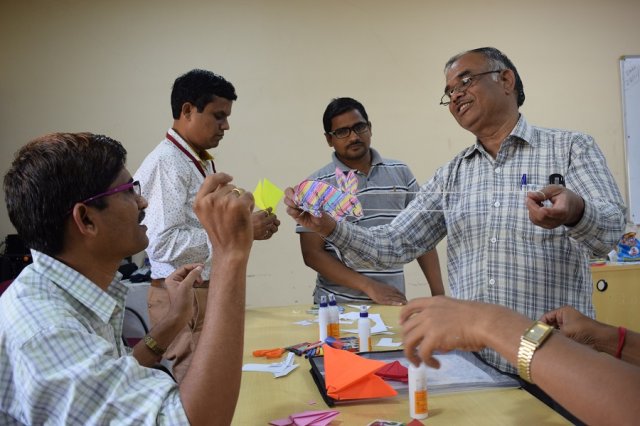 ऐसे चलता है कागज़ का जानवर 